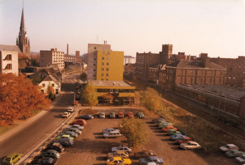 Parallelweg 102-188 parkeerplaats vanaf gebouw De Noordmolen Molenstraat  rechts Van Heek & Co en links R.K. St. Jozefkerk 1980.jpeg