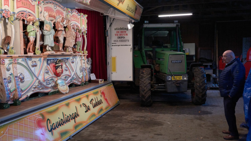 Draaiorgel De Tukker en orgelman Benno Molenkamp.jpg
