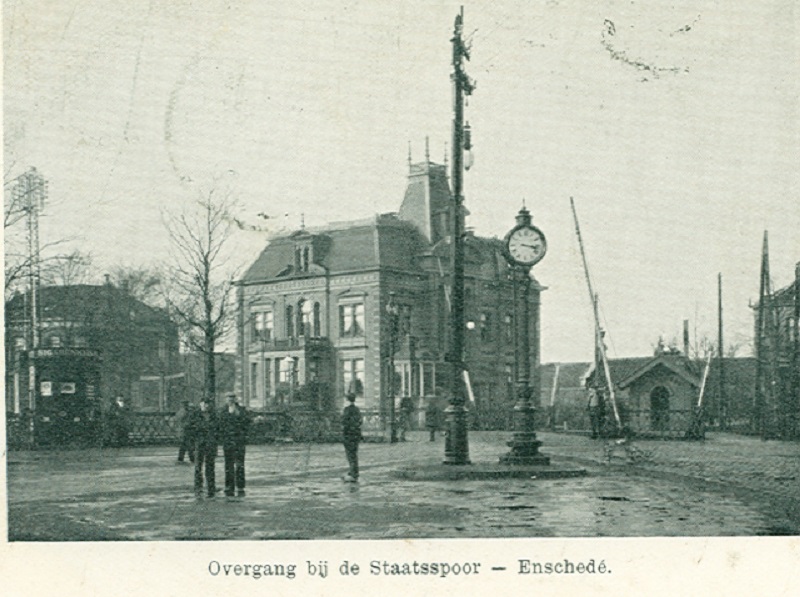 Hengelosestraat spoorwegovergang en villa Ledeboer (pension Kleiboer). Links op de foto staat de villa van Hennie van Heek. Later was in dit pand hervormd rusthuis Licht en Vrede gevestigd, het eerste huis . 1903.jpeg