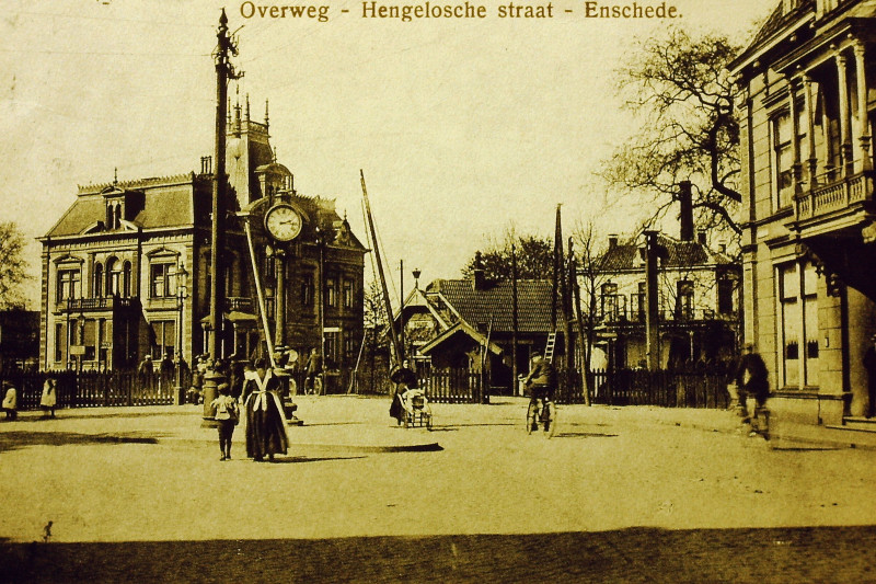 Molenstraat 1 hoek Hengelosestraat vroeger Hengeloschestraat  overweg villa Kleiboer.JPG