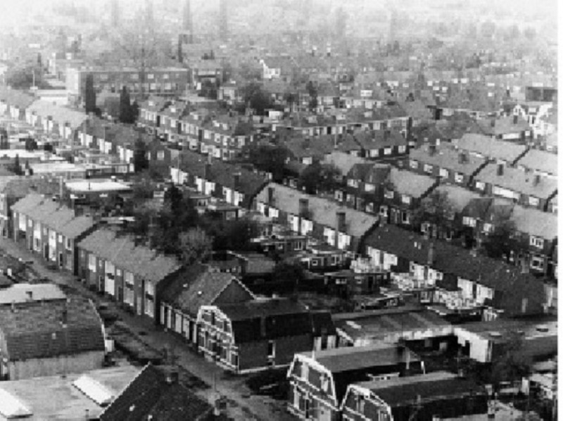 Hoogstraat 38-40-42-44 daarachter de Molukkenstraat met de Balistraat.Foto genomen vanaf het Aegonflat..jpg