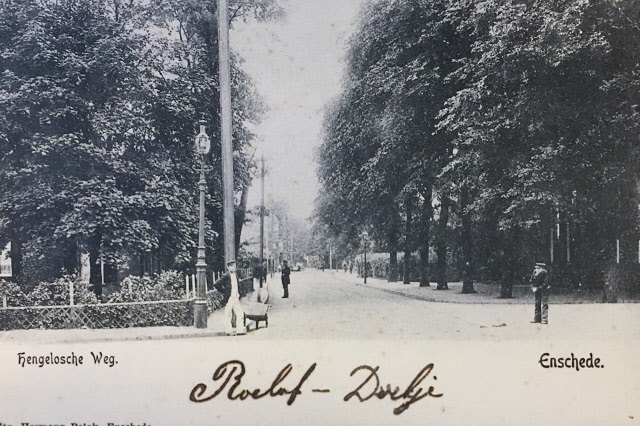 Hengeloseweg Straatbeeld met bomen aan weerszijde van de weg, vanaf de kruising met de Deurningerstraat richting Hengelo 1900.jpg