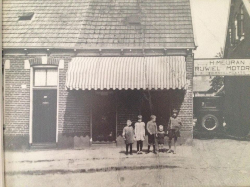 Hoogstraat 51-53,  ca 1930-1932 rijwielhandel Wed. H. Meijran.jpg