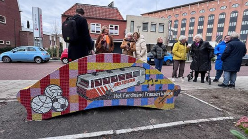 Deurningerstraat het Enschede700-Ferdinand Fransen-mozaïekbankje..jpg