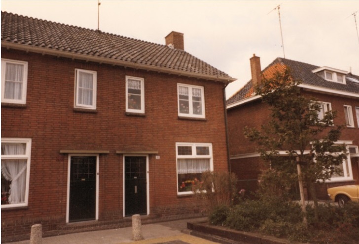 Hoogstraat 110-112 woningen bouwjaar 1950 foto 1980.jpg