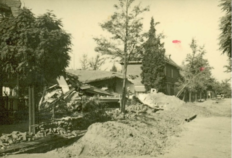 Hoogstraat 110-112 na bombardement van 10 oktober 1943, links getroffen huis, puin op straat.jpg