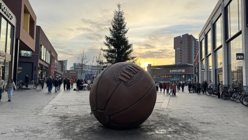 van Heekplein monument Merkwaardig Grooten Leeren Bal. replica van de eerste voetbal van Nederland.jpg