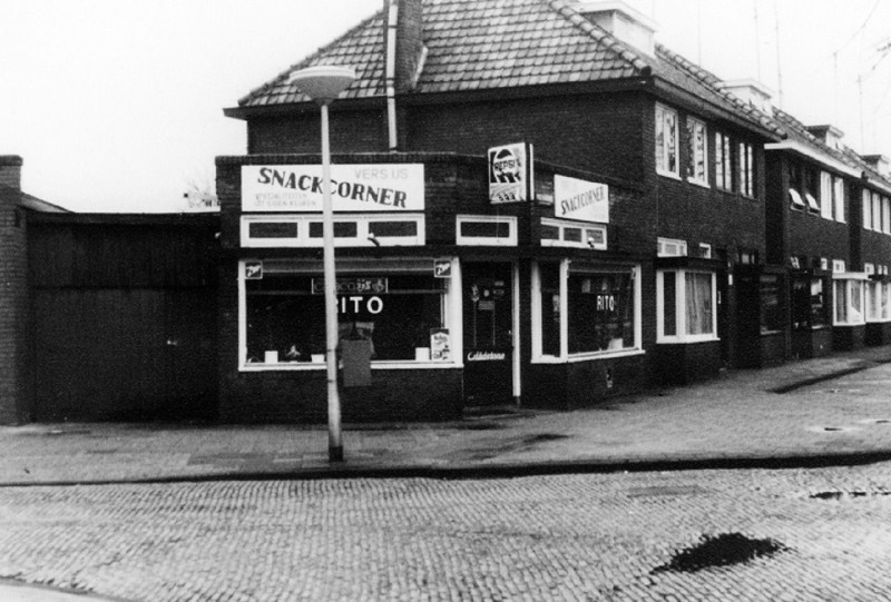 Poolmansweg 23 Snackcorner Rito met naastgelegen woningen. nov. 1982 vroeger snelbuffet Westerhof.jpg