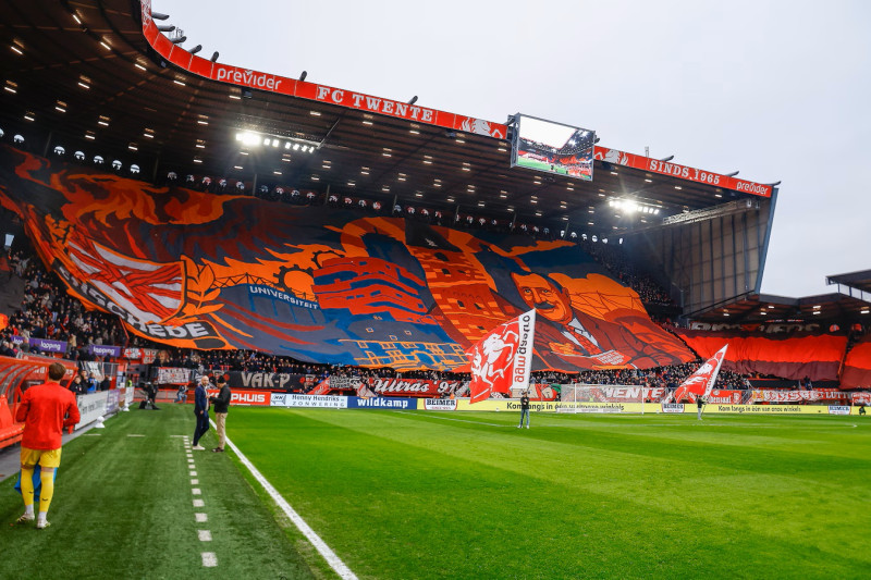 Colosseum 65 Grolsch Veste 14-12-2025 met 2550-liter-verf-voor-grootste-supportersdoek-fc-twente-ooit met ook afbeelding stadszegel van 1325.jpg