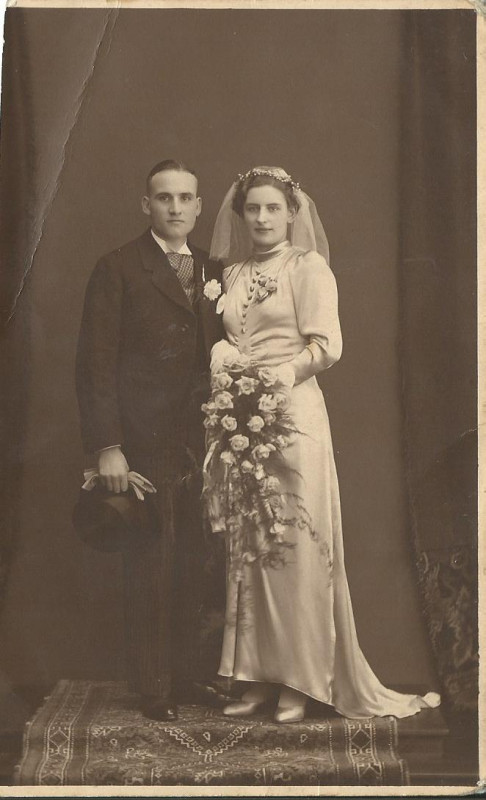 Hennie Roth en Annie Nieterink gehuwd 10-12-1937.jpg