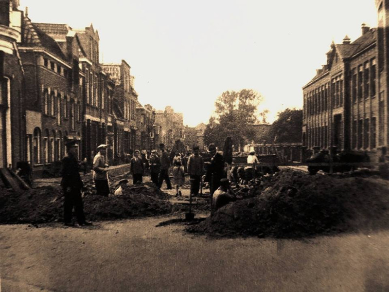 Getfertstraat 18-20-22 wegwerkzaamheden later C.F. Klaarstraat nu Boulevard rechts Lyceum links Hotel Ditters 1927.jpg