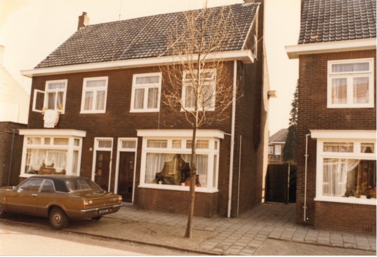 Irisstraat 70-72 woningen bouwjaar 1936 foto 1977.jpg