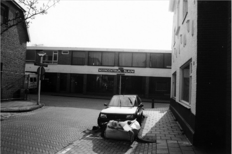 Jacob van Lennepstraat 1-3 Kijkend naar Wooncentrum Blauw aan de Bernard ter Haarstraat. Stadsvernieuwing Schurinksweide april 2000.jpg