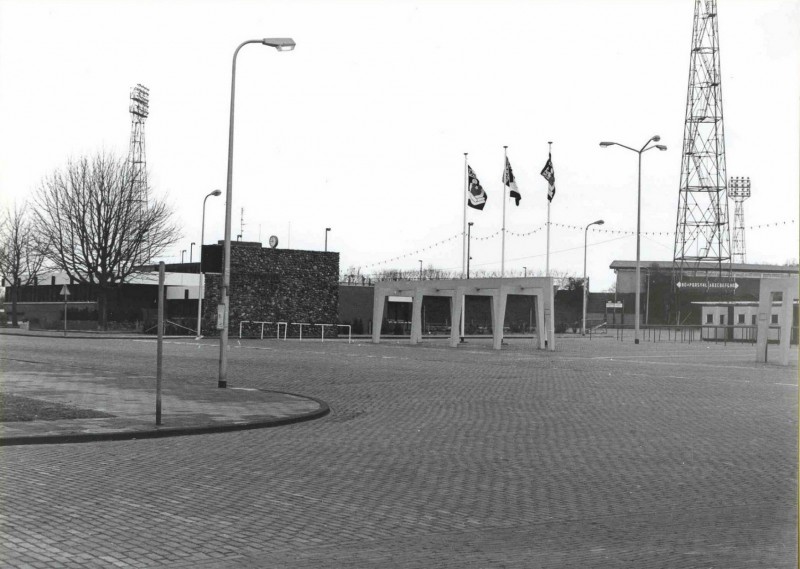 J.J. van Deinselaan 1983 Ingang stadion Diekman met gebouw gemeentelijke dienst L.O.S.R..jpg