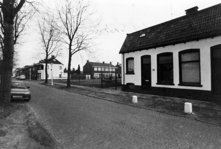 Jacobastraat 37 vanaf hoek Helenastraat woningen 1967.jpg