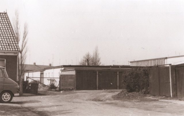 Jacobastraat 47 met autoboxen 1967.jpeg