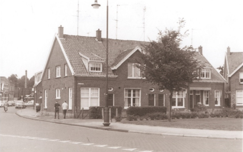Janninksplein 1-2-3 hoek Zwedeweg woningen bouwjaar 1913 foto 1967.jpg