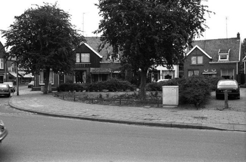 Janninksplein 1-7 hoek Zwedeweg 1983.jpg