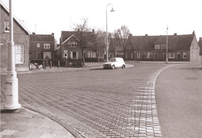 Janninksplein 13-14 en 15-18 Voorzijde woningen ter hoogte van de kruising met Zwedeweg-Janninksweg en Usselerweg.jpg