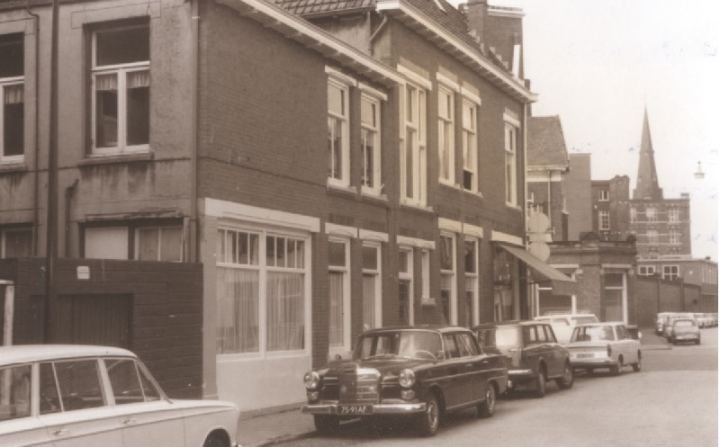 Van Lochemstraat 20-22 winkels en woningen gezien richting de kruising met Noorderhagen 1967.jpg