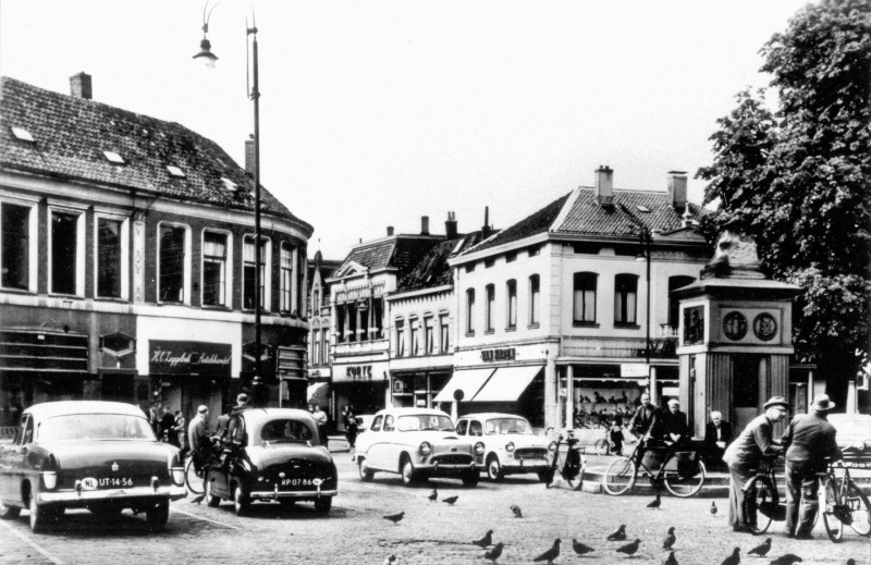 Markt 6 Antiekhandel H.C. Zeggelink en 8 brandmonument bij Villa Cromhoff later van Haren hoek Marktstraat.jpg