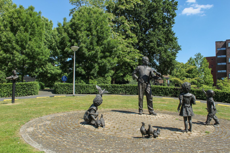 Boulevard 1945-505  Binnen plaats van de eschpoort arienszorgpalet (nu Liberein) beeldengroep Opa met 3 kleinkinderen die duiven voeren.jpg