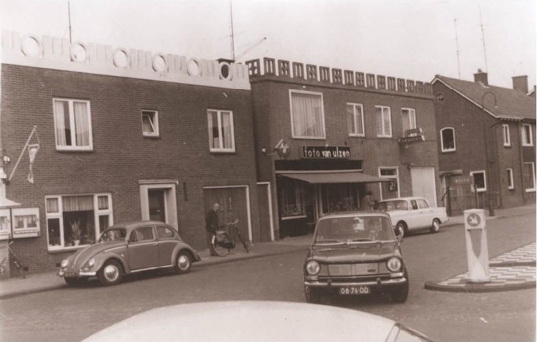 Spelbergsweg 1-3 woningen en winkel fotospeciaalzaak Van Ulzen nabij de Kuipersdijk 1967.jpg