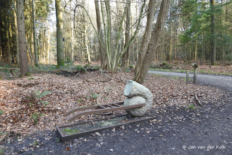 Lonnekerberg kunstwerk Fossiele kruiwagen van kuntenaar Bert Otter.jpg