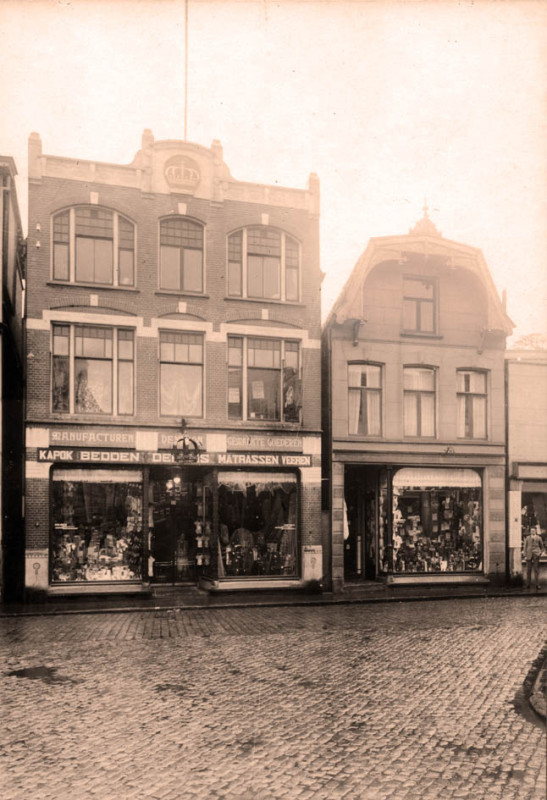 Haverstraat 25-27 Gebr. Abeln, magazijn de Kroon. Foto na de uitbreiding in april 1925 waarbij de bestaande winkel werd vergroot met het naastgelegen pand 27.jpg