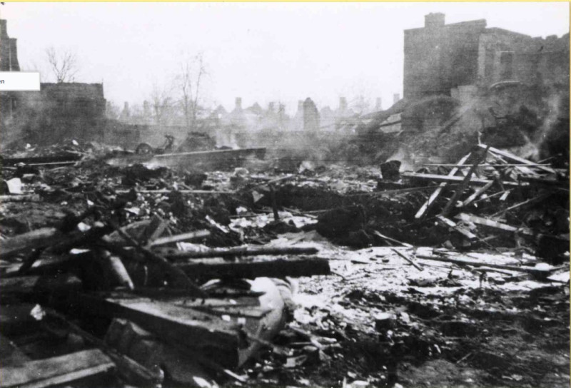 Janninksweg 96 en Blekerstraat na bombardement 22-2-1944.jpg