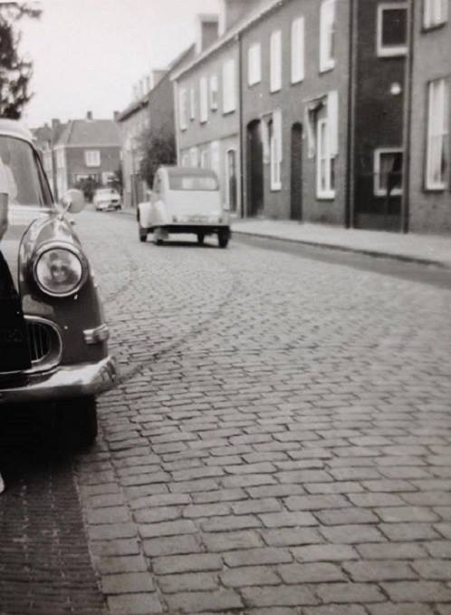 Janninksweg 80 en 88 rechts confectie Oosterveld van Modeca.jpg