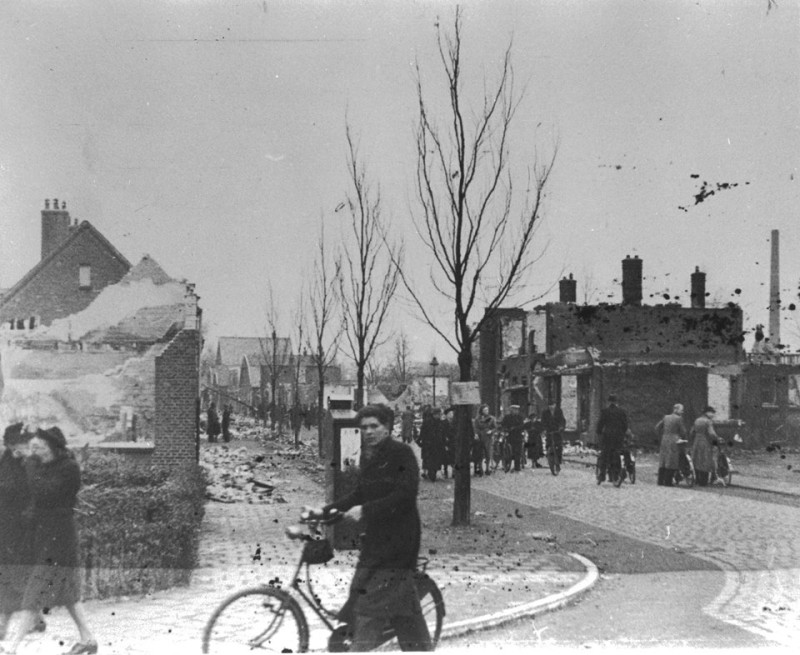 Janninksweg 79 hoek Sterkerstraat na bombardement 22-2-1944.jpg