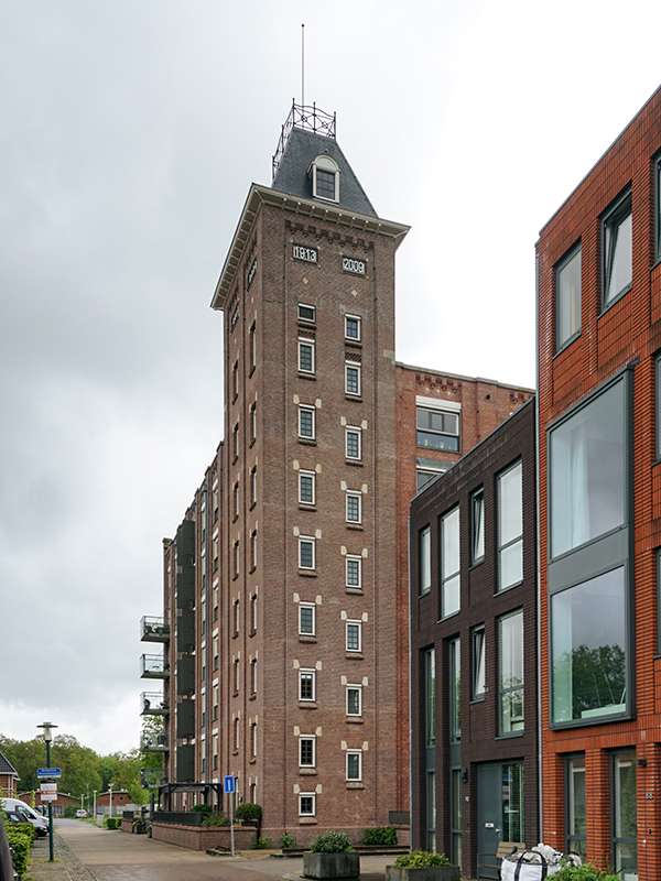 Boekelose Stoomblekerij 55 Boekelo vroeger Brandblustoren voor sprinklers nu Appartementengebouw. foto 2022.jpg