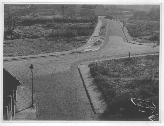 Janninksweg 121-127 rechts hoek Keperstraat Braakliggend terrein t.g.v. bombardement 1944 .Gezien in de richting van de Blekerstraat. foto 1946.jpeg