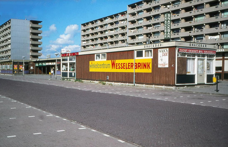 Wesseler-Nering noodwinkels winkelcentrum Wesselerbrrink Centra Markt stomerij Roeloffzen cafetaria Quentemeyer.jpg