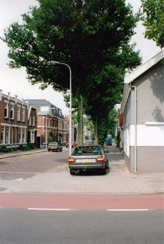 Javastraat 44-46 links vanaf Perikweg in de richting van de Kuipersdijk 1993.jpg