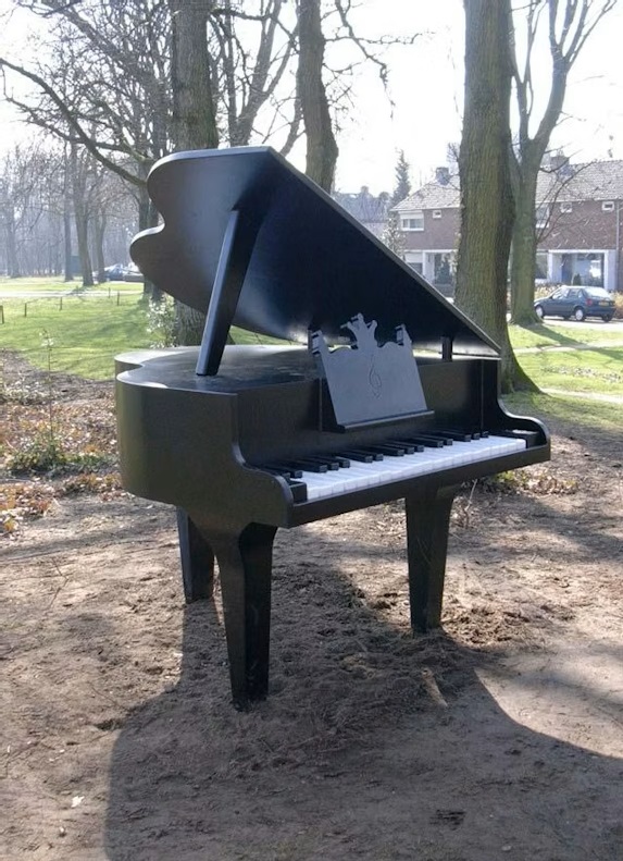 Rijnstraat hoek Deppenbroek kunstobject piano-licht kunstenaar Heidi van Leersum.jpg