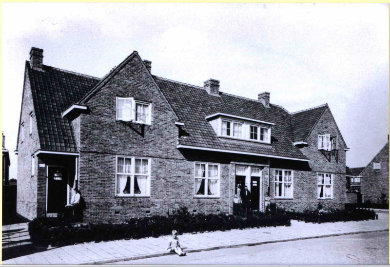 Javastraat 127-133 hoek Floresstraat woningen bouwjaar 1930.jpg