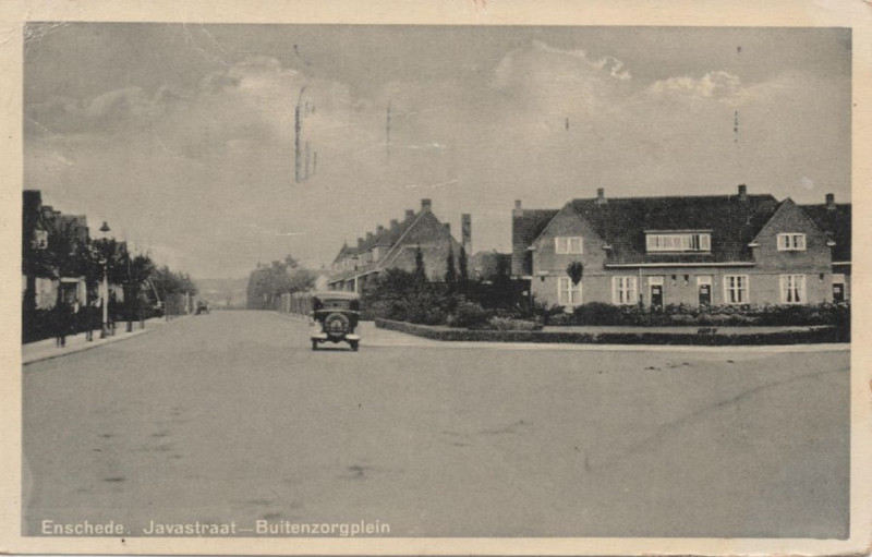Javastraat 135-141 links hoek Floresstraat rechts Buitenzorgplein. woningen bouwjaar 1930.jpg