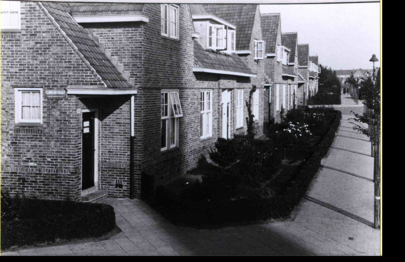 Javastraat 135-141  hoek Floresstraat woningen bouwjaar 1930.jpg