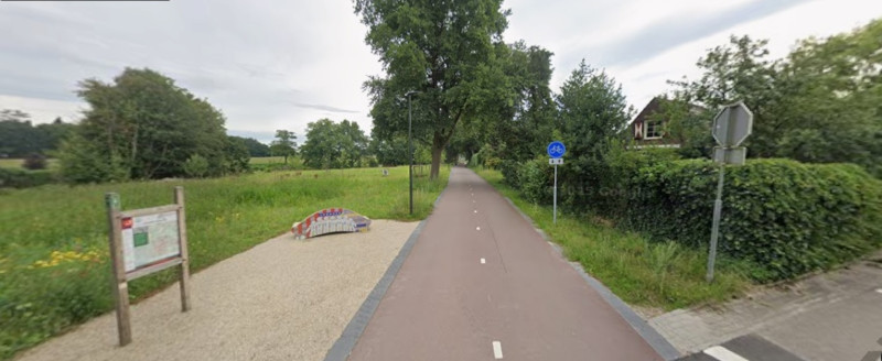Blijdensteinbleekweg fietspaf F35 mozaìekbankje Lonneker Steumke foto juli 2025.jpg