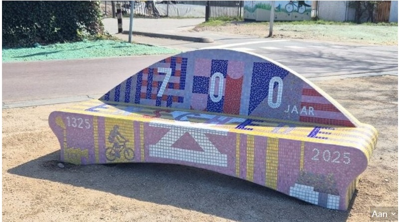 Blijdensteinbleekweg fietspaf F35 mozaìekbankje Lonneker Steumke 700 jaar Enschede 2025.jpg