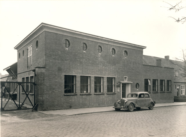 Javastraat 92 hoek Brinkstraat Kantoor van aannemer J. van Egteren met daarvoor geparkeerd een Mercedes Benz 170 V. Op het gevelbord staat vermeld Office van Egteren Enschede, Builders. 1950.jpeg