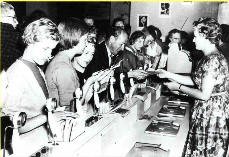 Hengelosestraat. Mieke Telkamp opent de discobar van V&D. Datering mei 1959.jpg