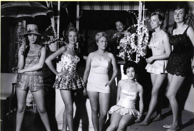 Hengelosestraat. Modeshow bij V&D van strand- en badkleding.   Datering 1958.jpg