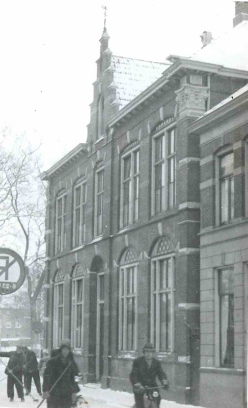 Schoolstraat Eerste school met de Bijbel 1936.jpg