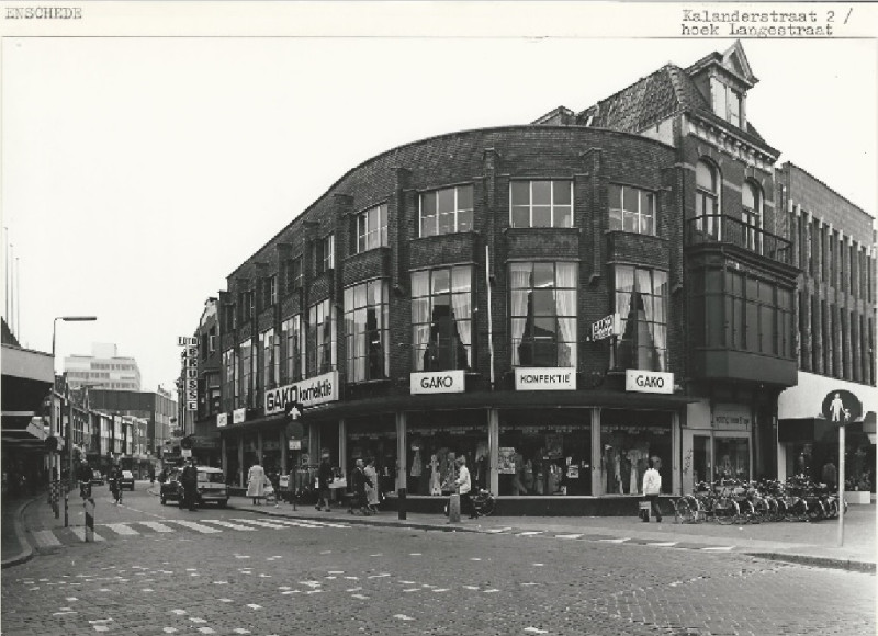 Kalanderstraat 2-4a Hoek Langestraat met winkelpand van Gako confectie. Foto Brusse 1980.jpg