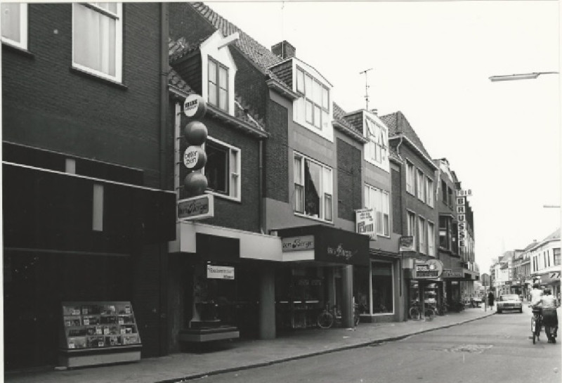 Kalanderstraat 6a klokkenwinkel Tegeler 1980.jpg