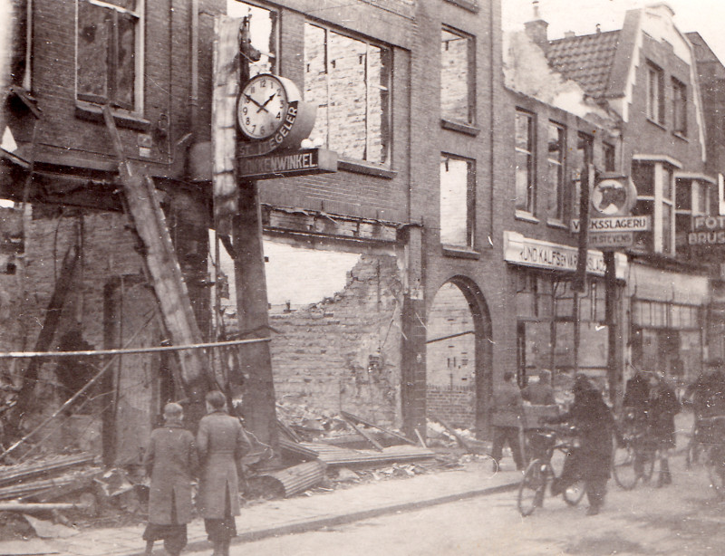 Kalanderstraat 6 winkel Tegeler na bombarement 1944.jpg