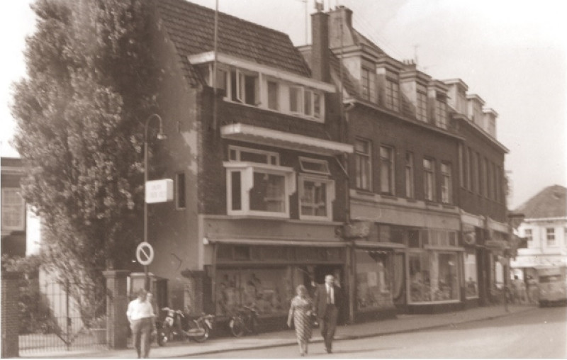 Kalanderstraat 10-12 Voorgevels van woningen en winkels o.m. Kempers 1967.jpg